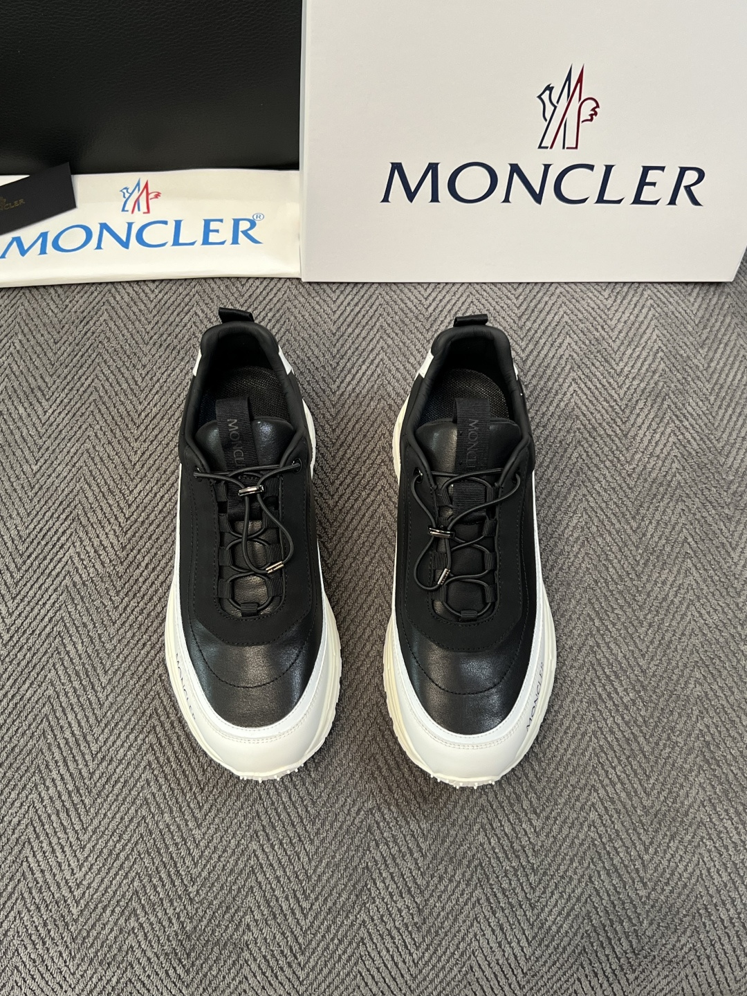 MONCLER  高品质 顶级工艺品  蒙口 新品专柜新款，原厂配置意大利进口牛皮搭配网布面料，高品质复杂拼接工艺，进口