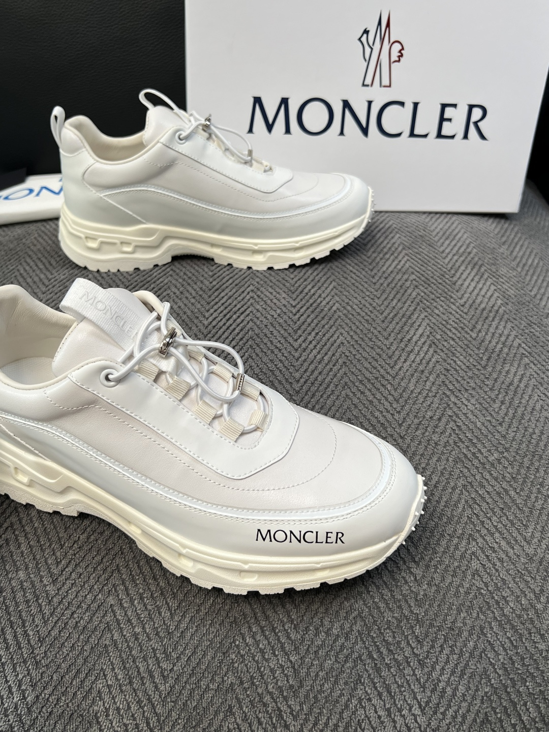 MONCLER  高品质 顶级工艺品  蒙口 新品专柜新款，原厂配置意大利进口牛皮搭配网布面料，高品质复杂拼接工艺，进口
