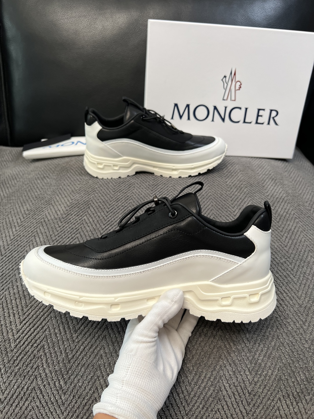 MONCLER  高品质 顶级工艺品  蒙口 新品专柜新款，原厂配置意大利进口牛皮搭配网布面料，高品质复杂拼接工艺，进口