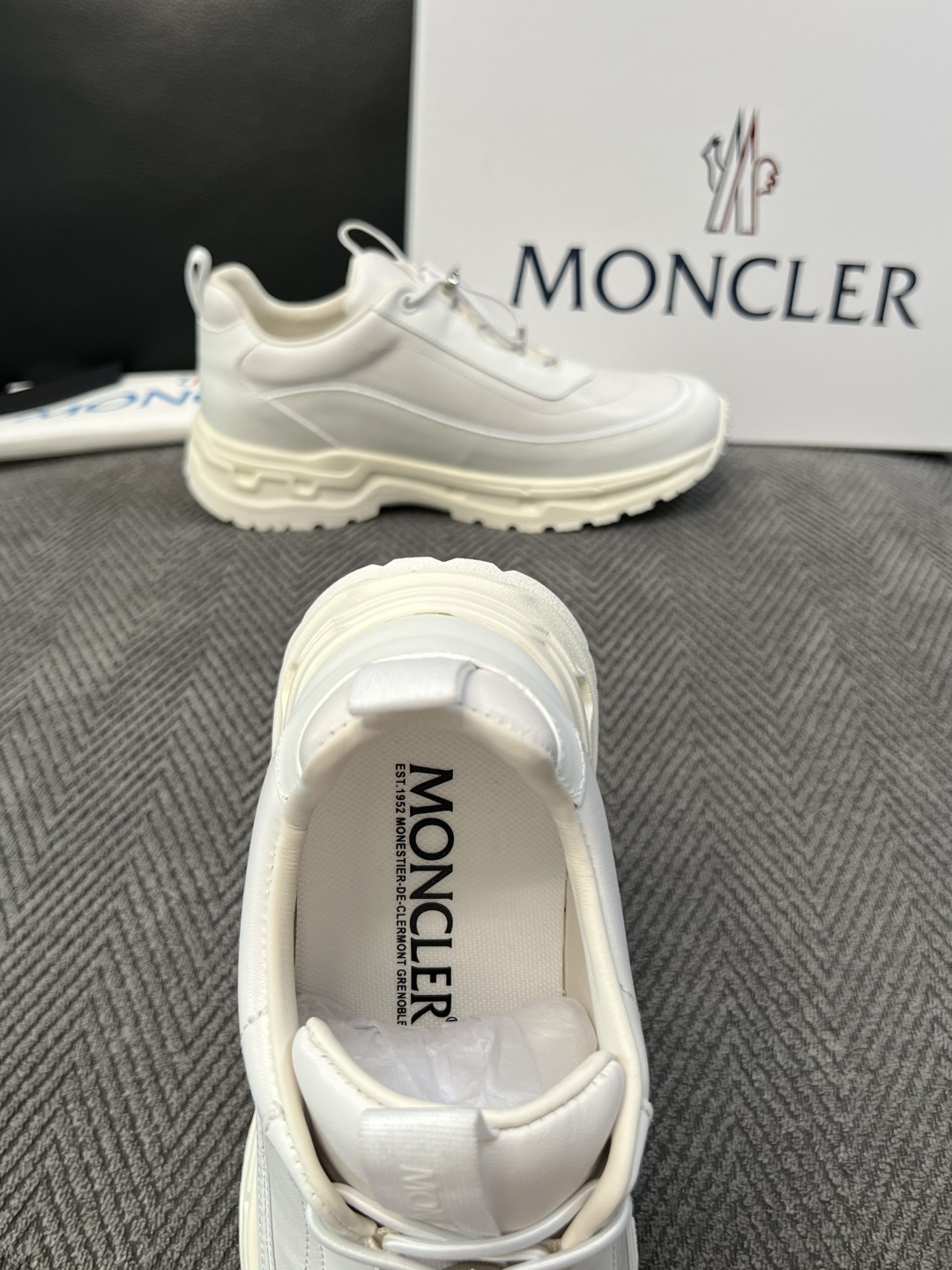 MONCLER  高品质 顶级工艺品  蒙口 新品专柜新款，原厂配置意大利进口牛皮搭配网布面料，高品质复杂拼接工艺，进口