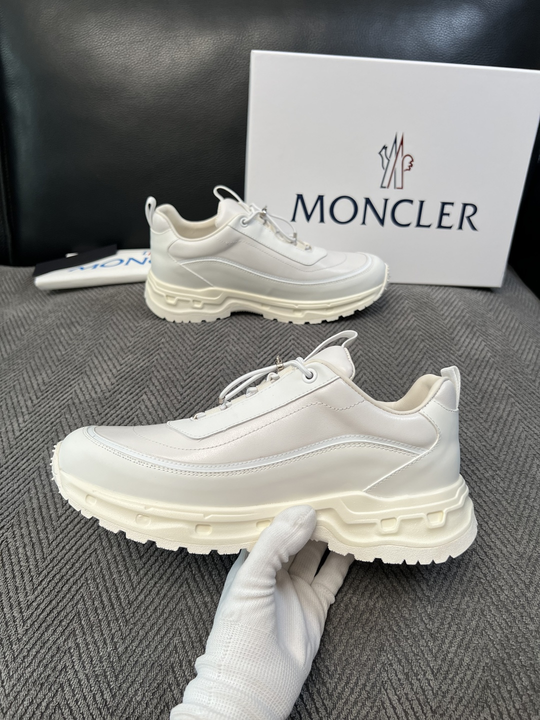 MONCLER  高品质 顶级工艺品  蒙口 新品专柜新款，原厂配置意大利进口牛皮搭配网布面料，高品质复杂拼接工艺，进口