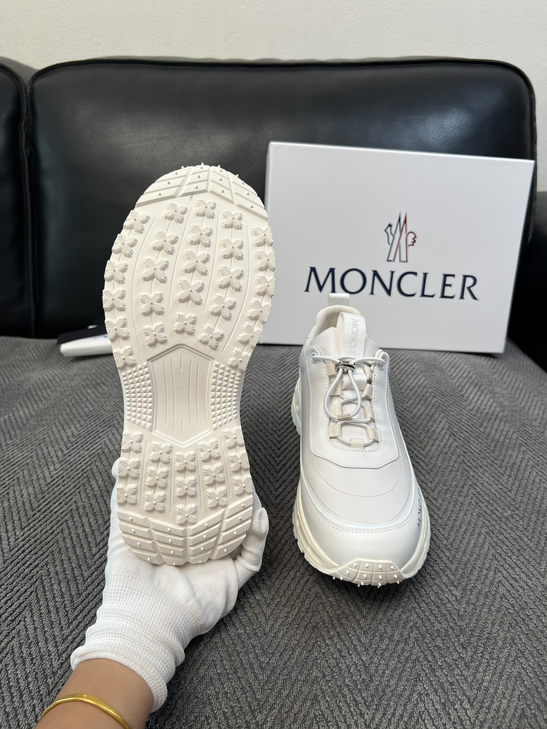 MONCLER  高品质 顶级工艺品  蒙口 新品专柜新款，原厂配置意大利进口牛皮搭配网布面料，高品质复杂拼接工艺，进口