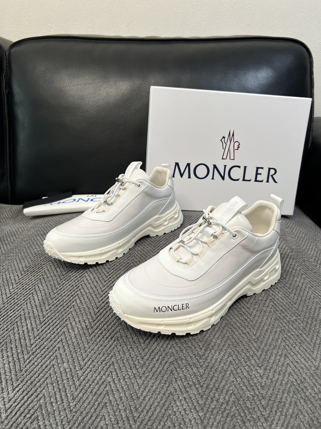 MONCLER  高品质 顶级工艺品  蒙口 新品专柜新款，原厂配置意大利进口牛皮搭配网布面料，高品质复杂拼接工艺，进口