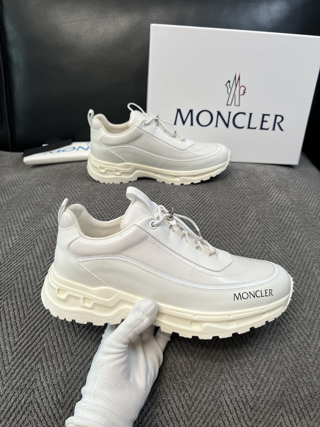 MONCLER  高品质 顶级工艺品  蒙口 新品专柜新款，原厂配置意大利进口牛皮搭配网布面料，高品质复杂拼接工艺，进口