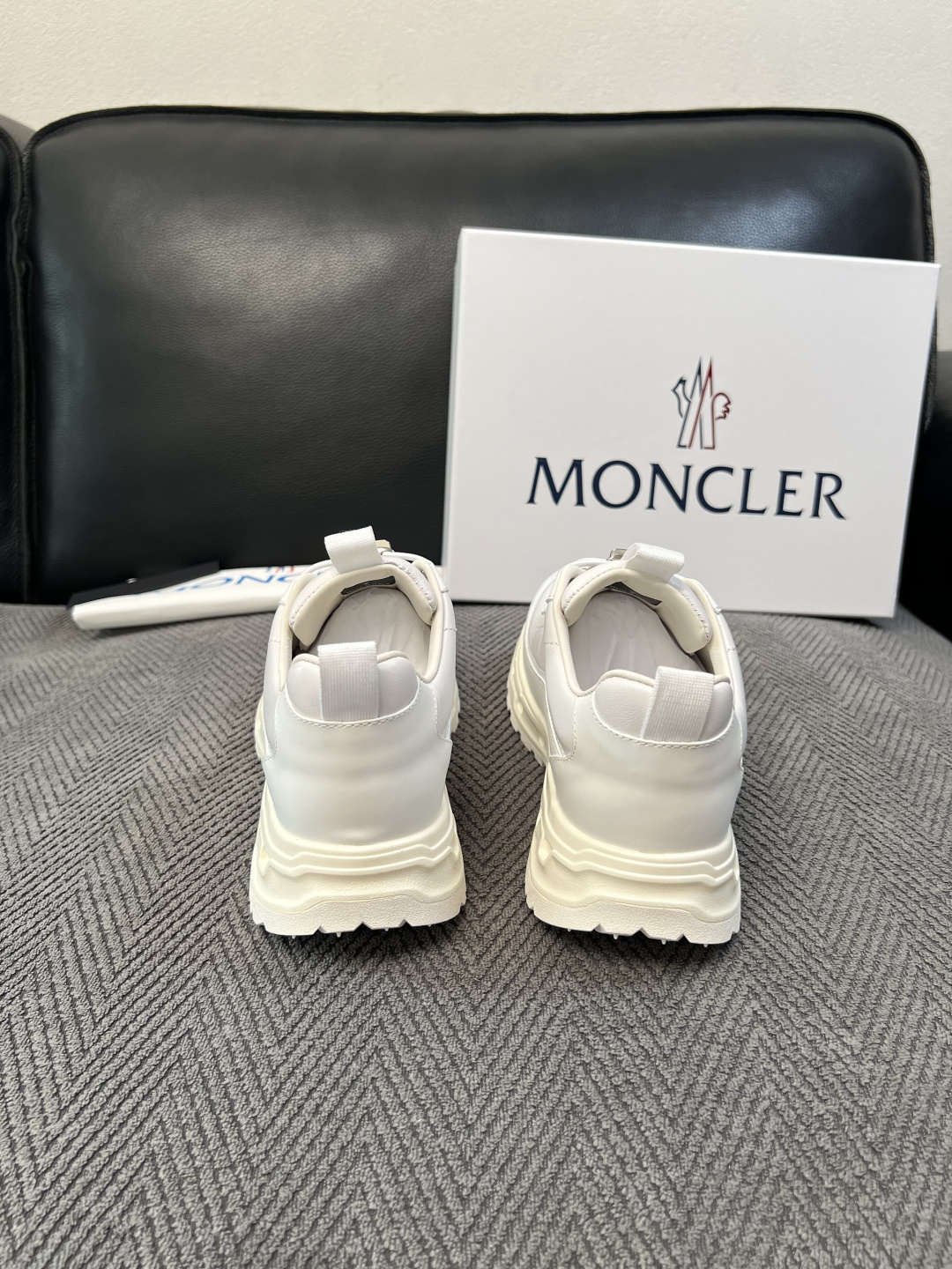 MONCLER  高品质 顶级工艺品  蒙口 新品专柜新款，原厂配置意大利进口牛皮搭配网布面料，高品质复杂拼接工艺，进口