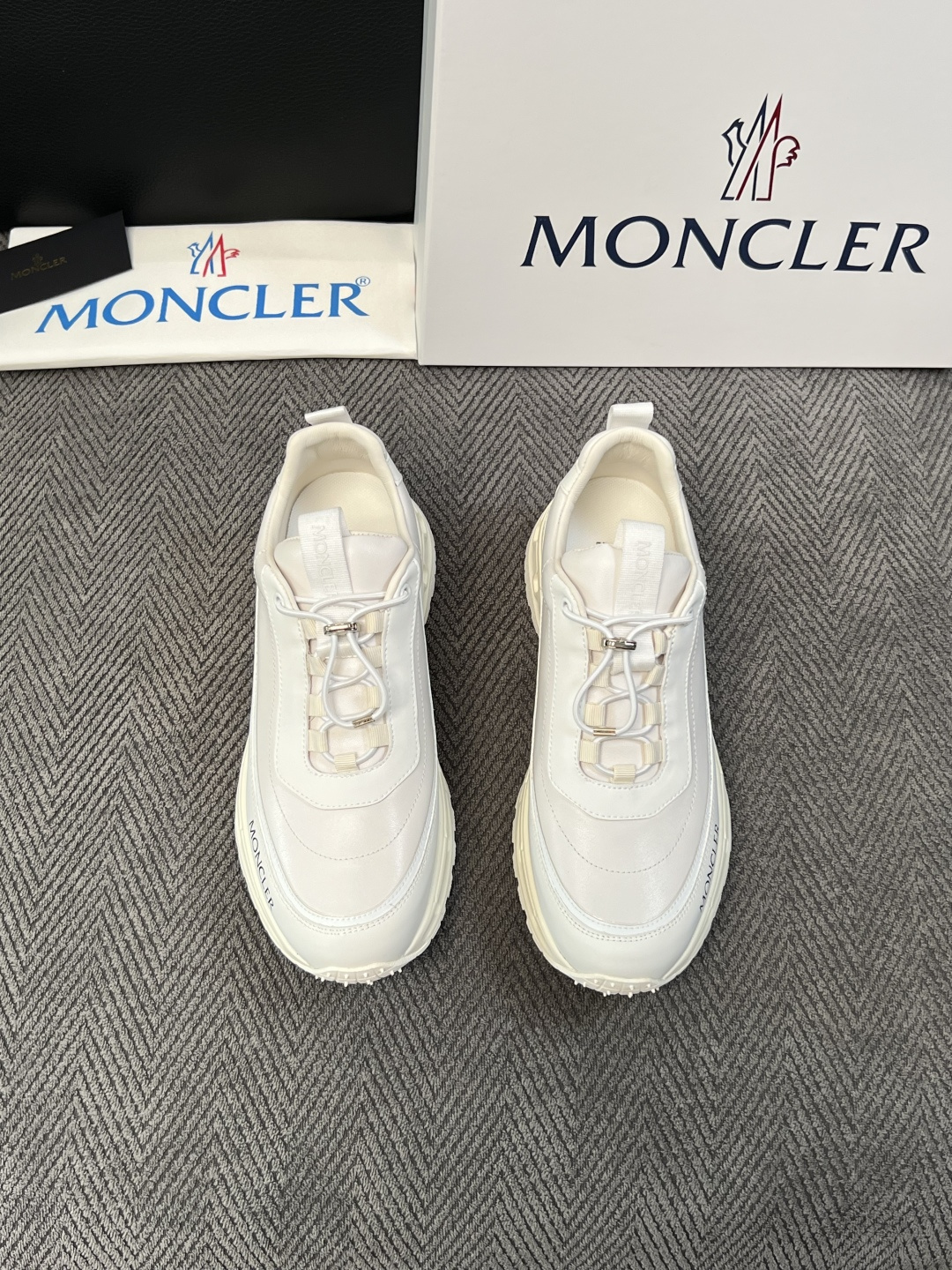MONCLER  高品质 顶级工艺品  蒙口 新品专柜新款，原厂配置意大利进口牛皮搭配网布面料，高品质复杂拼接工艺，进口