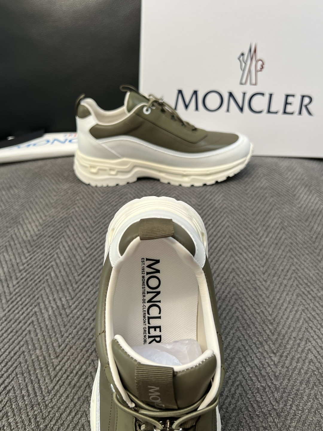 MONCLER  高品质 顶级工艺品  蒙口 新品专柜新款，原厂配置意大利进口牛皮搭配网布面料，高品质复杂拼接工艺，进口