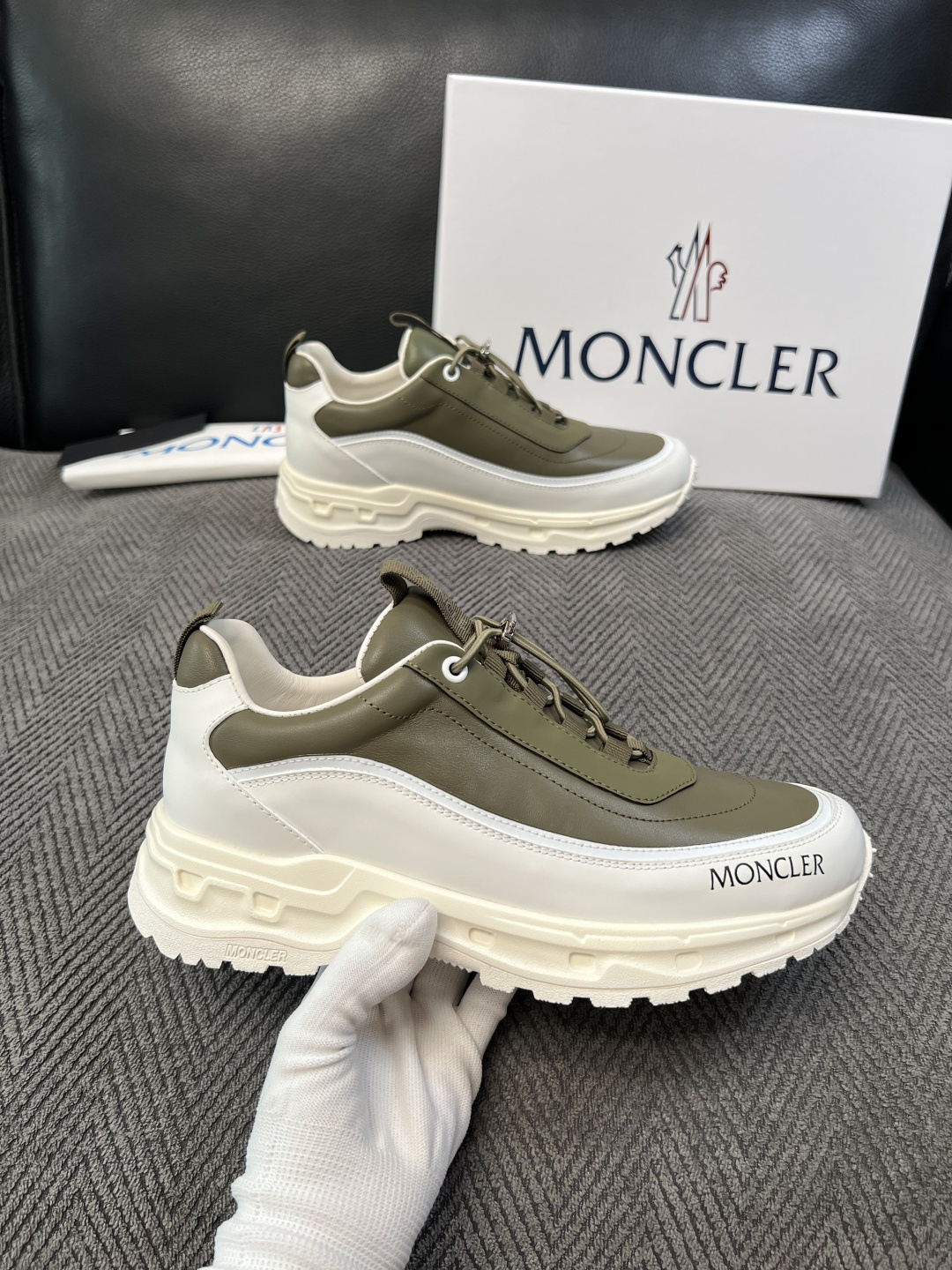 MONCLER  高品质 顶级工艺品  蒙口 新品专柜新款，原厂配置意大利进口牛皮搭配网布面料，高品质复杂拼接工艺，进口