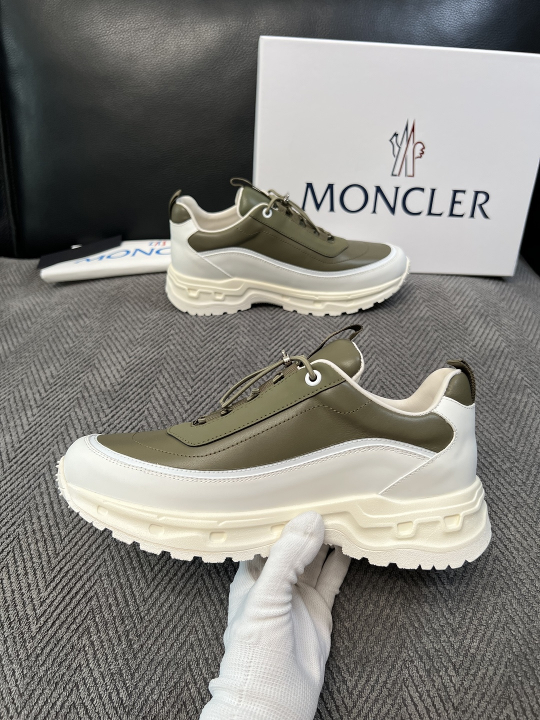 MONCLER  高品质 顶级工艺品  蒙口 新品专柜新款，原厂配置意大利进口牛皮搭配网布面料，高品质复杂拼接工艺，进口