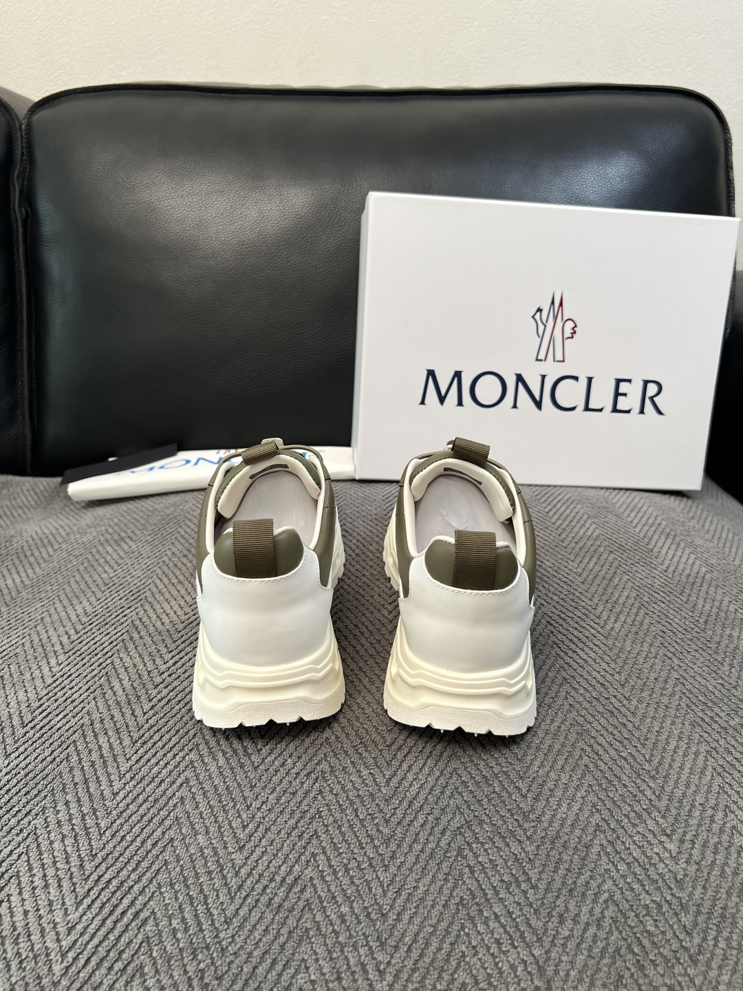 MONCLER  高品质 顶级工艺品  蒙口 新品专柜新款，原厂配置意大利进口牛皮搭配网布面料，高品质复杂拼接工艺，进口