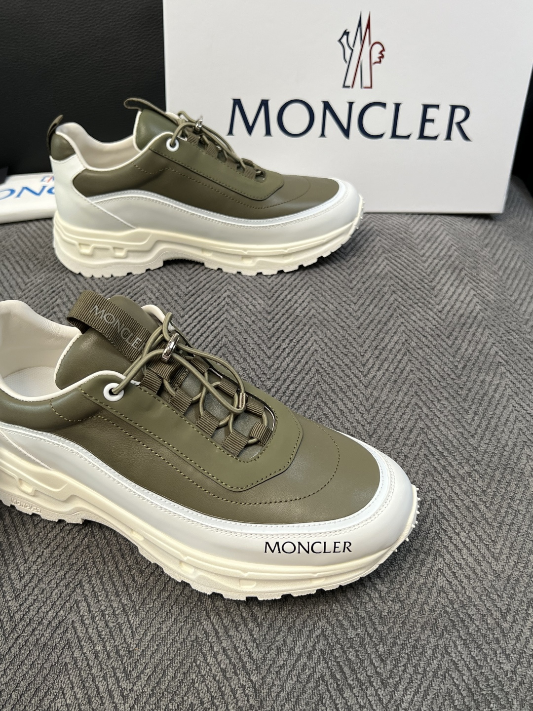 MONCLER  高品质 顶级工艺品  蒙口 新品专柜新款，原厂配置意大利进口牛皮搭配网布面料，高品质复杂拼接工艺，进口