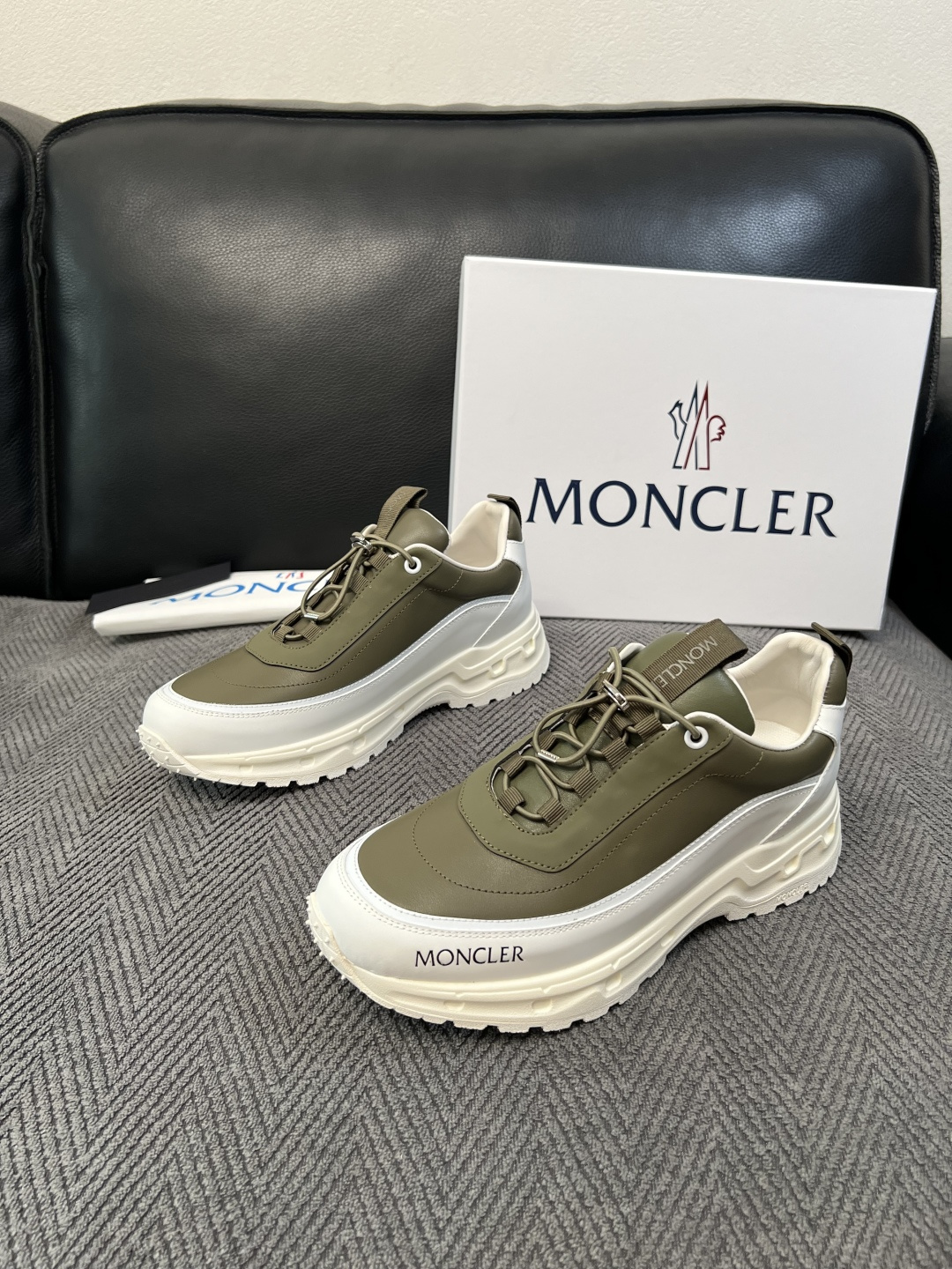MONCLER  高品质 顶级工艺品  蒙口 新品专柜新款，原厂配置意大利进口牛皮搭配网布面料，高品质复杂拼接工艺，进口