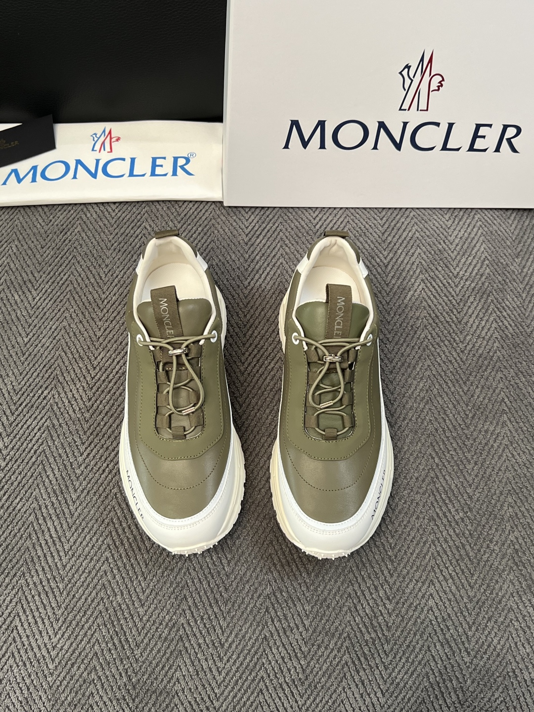 MONCLER  高品质 顶级工艺品  蒙口 新品专柜新款，原厂配置意大利进口牛皮搭配网布面料，高品质复杂拼接工艺，进口