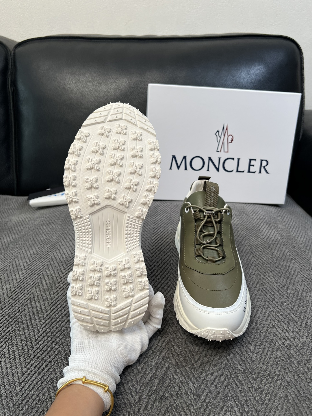 MONCLER  高品质 顶级工艺品  蒙口 新品专柜新款，原厂配置意大利进口牛皮搭配网布面料，高品质复杂拼接工艺，进口