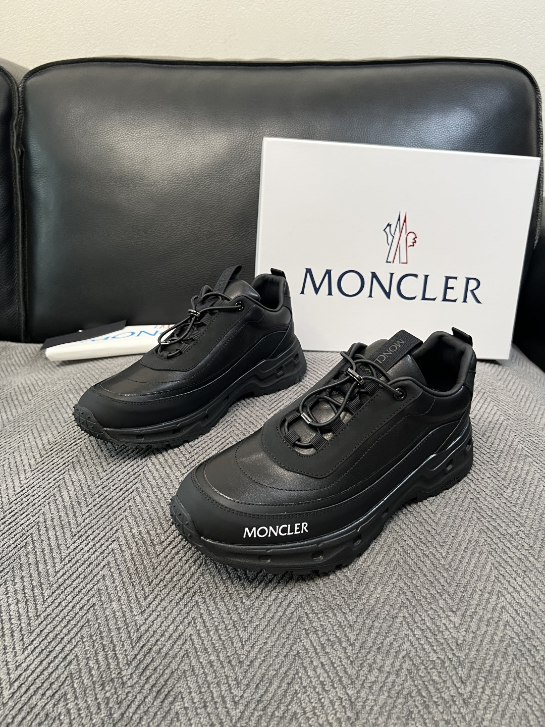 MONCLER  高品质 顶级工艺品  蒙口 新品专柜新款，原厂配置意大利进口牛皮搭配网布面料，高品质复杂拼接工艺，进口