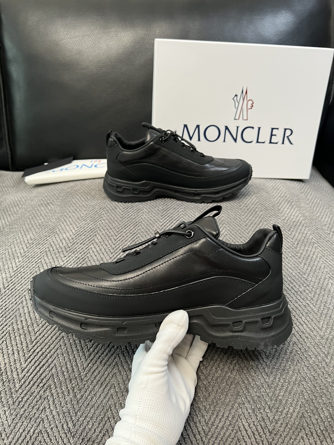 MONCLER  高品质 顶级工艺品  蒙口 新品专柜新款，原厂配置意大利进口牛皮搭配网布面料，高品质复杂拼接工艺，进口