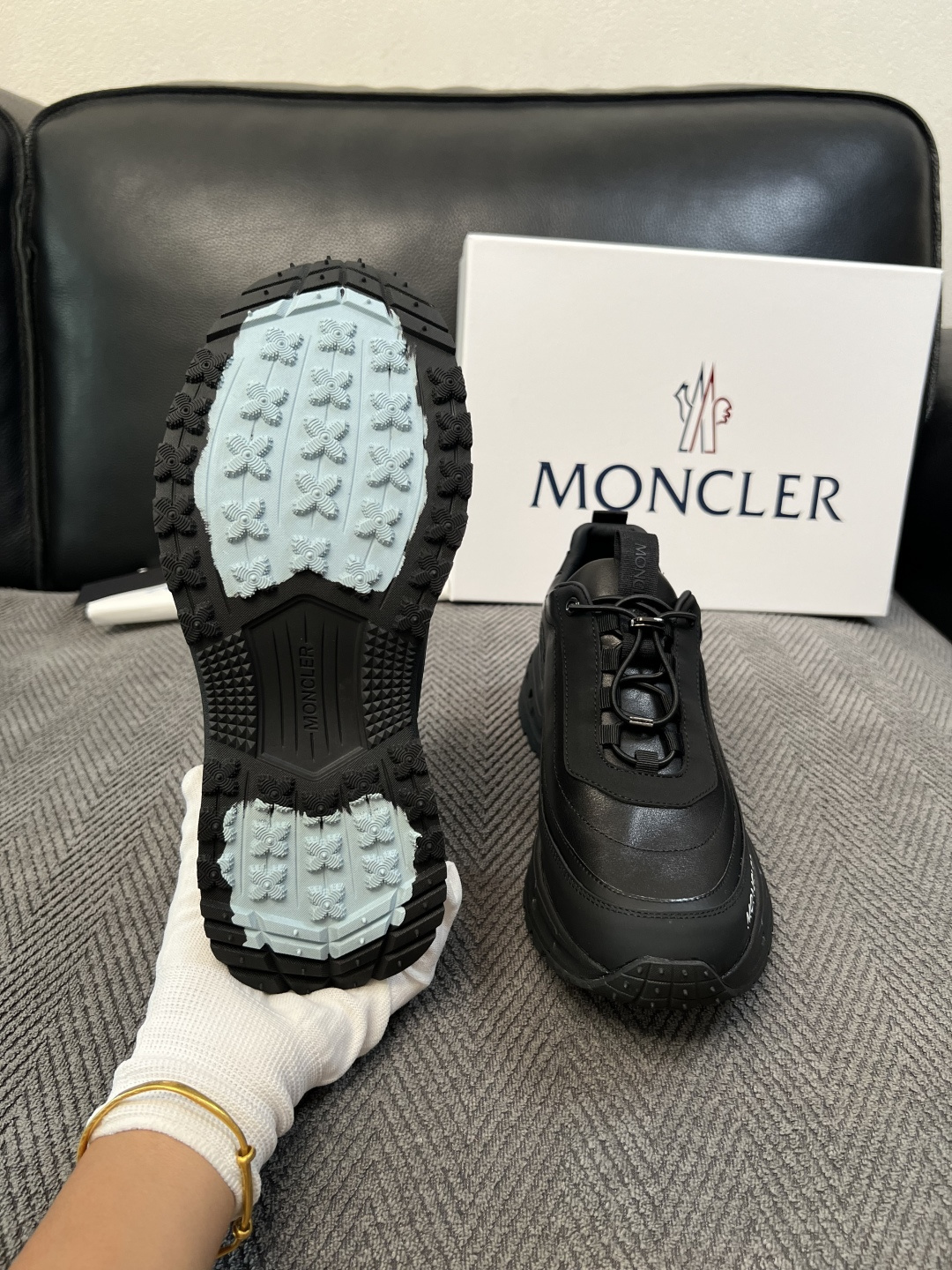 MONCLER  高品质 顶级工艺品  蒙口 新品专柜新款，原厂配置意大利进口牛皮搭配网布面料，高品质复杂拼接工艺，进口