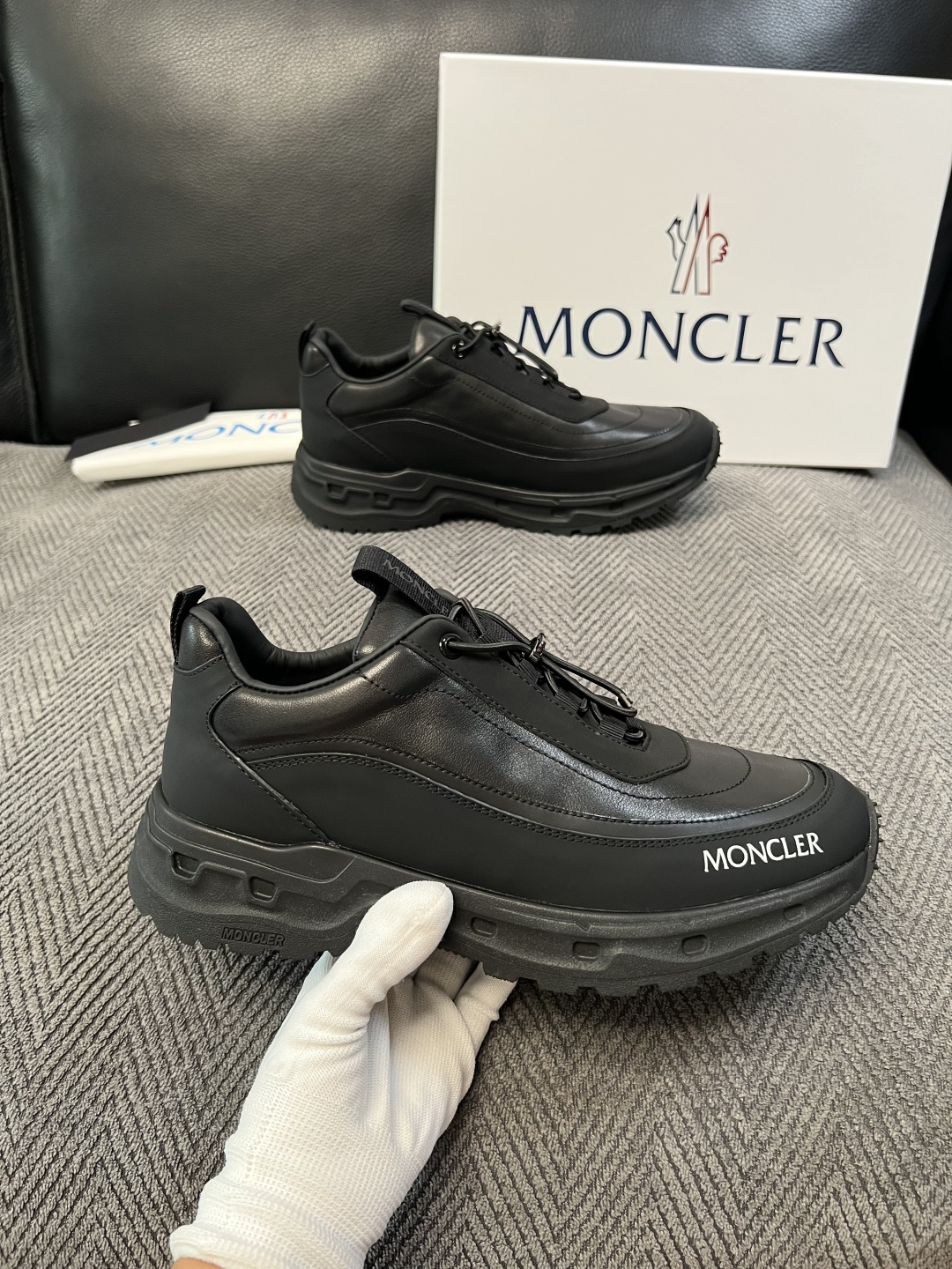 MONCLER  高品质 顶级工艺品  蒙口 新品专柜新款，原厂配置意大利进口牛皮搭配网布面料，高品质复杂拼接工艺，进口
