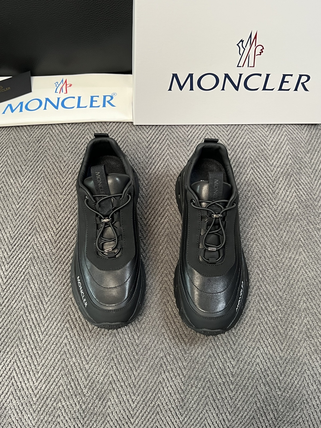 MONCLER  高品质 顶级工艺品  蒙口 新品专柜新款，原厂配置意大利进口牛皮搭配网布面料，高品质复杂拼接工艺，进口