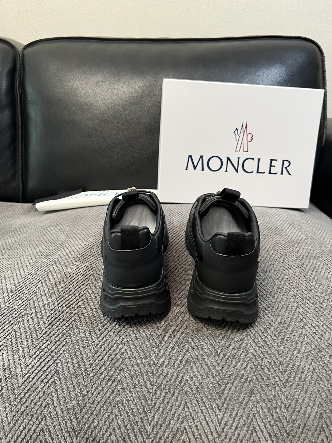 MONCLER  高品质 顶级工艺品  蒙口 新品专柜新款，原厂配置意大利进口牛皮搭配网布面料，高品质复杂拼接工艺，进口