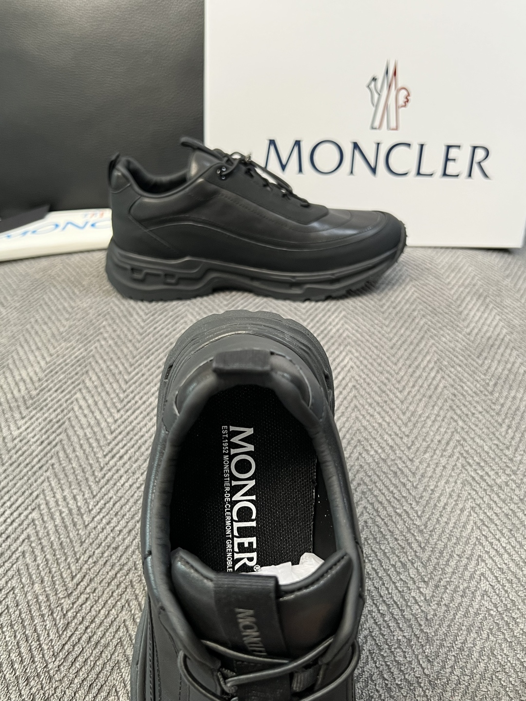 MONCLER  高品质 顶级工艺品  蒙口 新品专柜新款，原厂配置意大利进口牛皮搭配网布面料，高品质复杂拼接工艺，进口