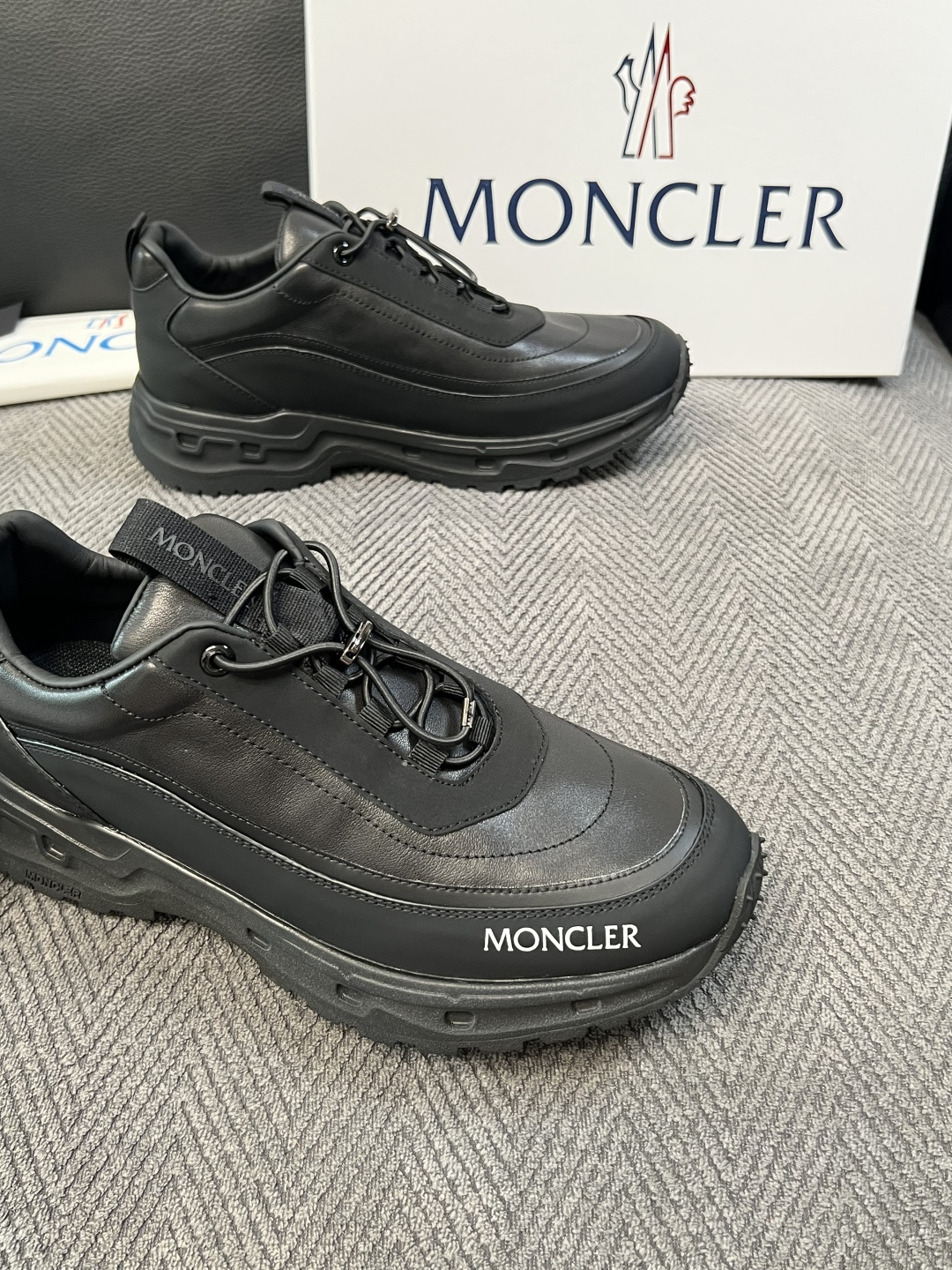 MONCLER  高品质 顶级工艺品  蒙口 新品专柜新款，原厂配置意大利进口牛皮搭配网布面料，高品质复杂拼接工艺，进口