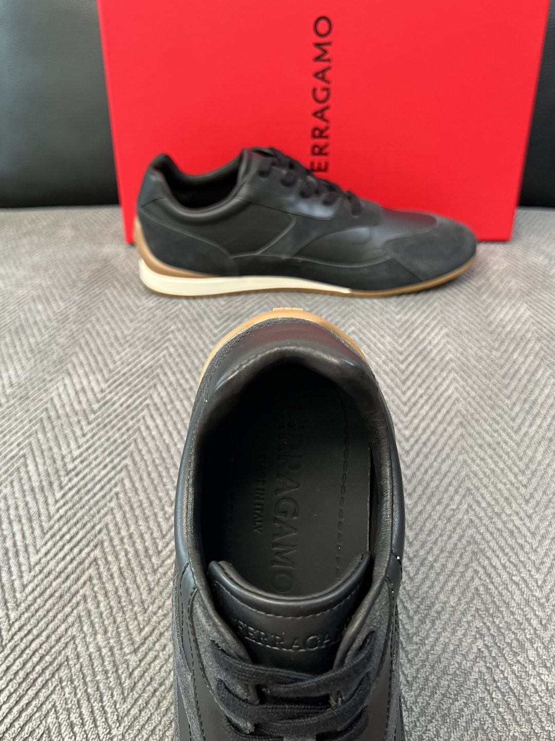 Ferragamo  高品质  顶级工艺品  菲拉格慕   专柜同步发售原厂配置，意大利进口原版牛皮，进口水染牛里 ，鞋