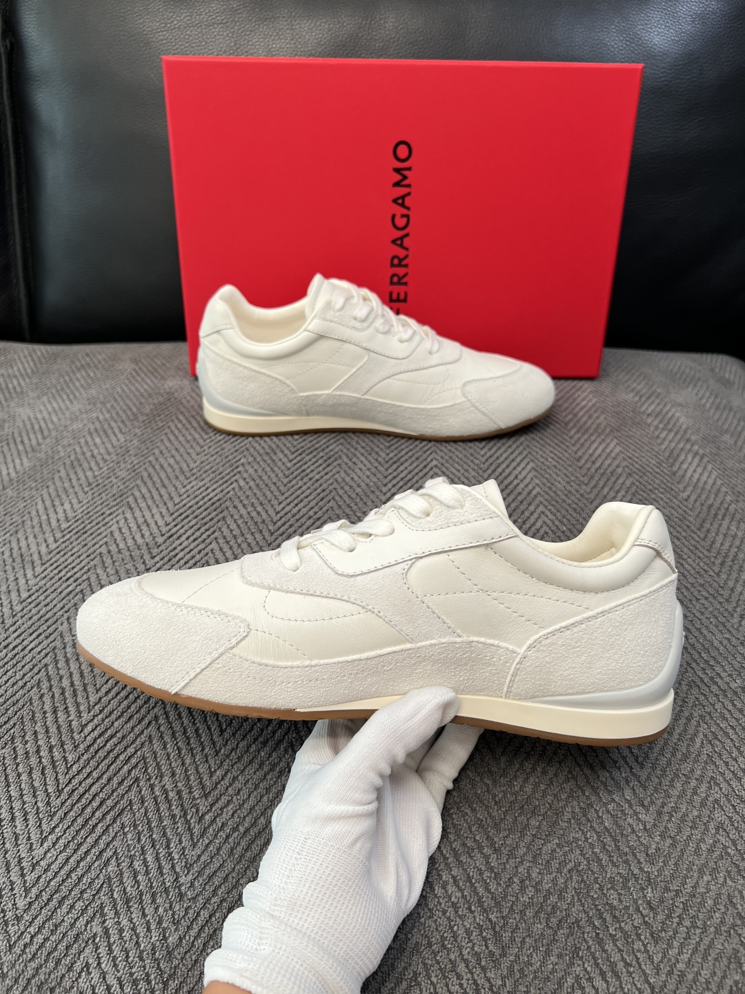 Ferragamo  高品质  顶级工艺品  菲拉格慕   专柜同步发售原厂配置，意大利进口原版牛皮，进口水染牛里 ，鞋
