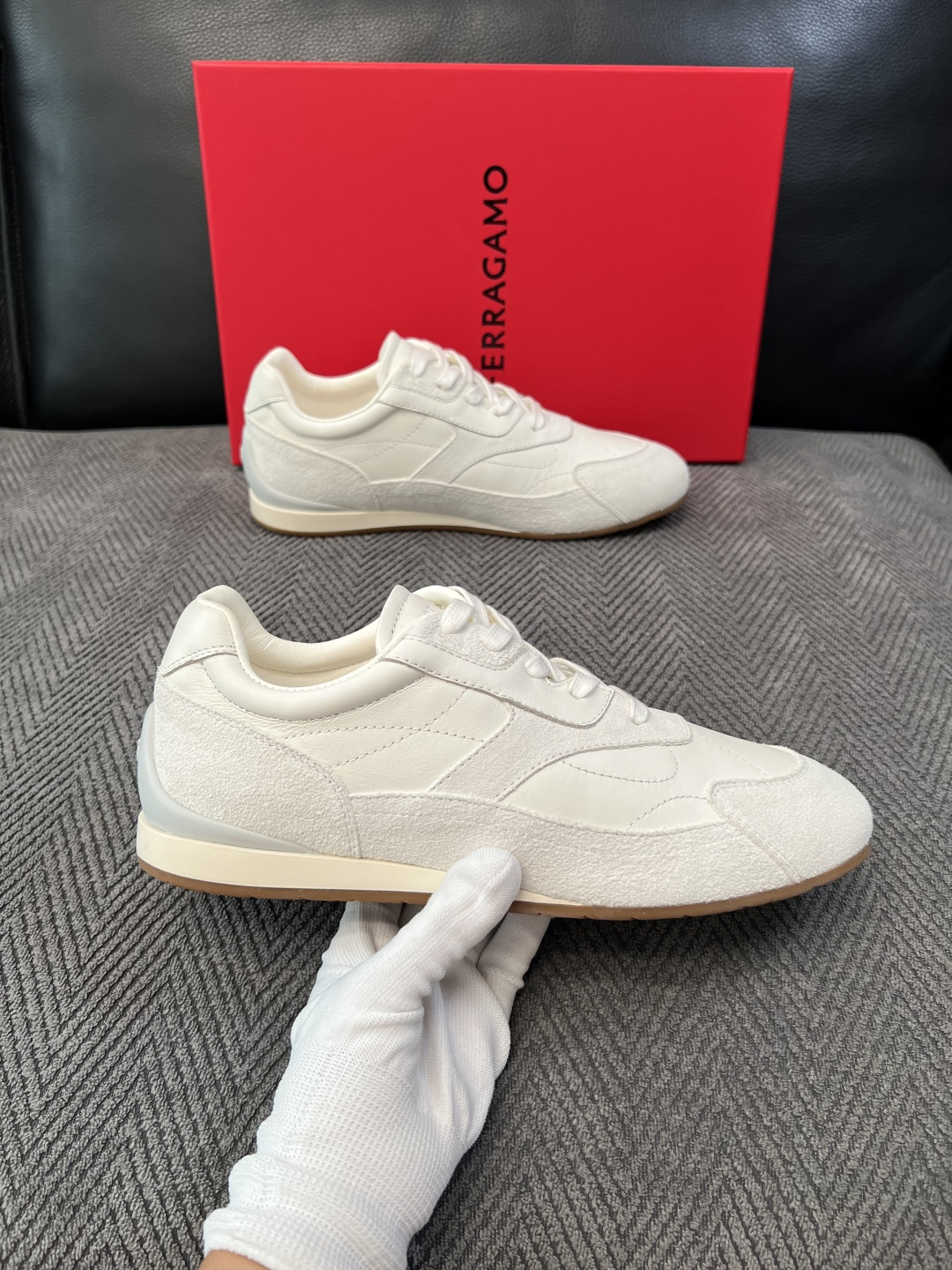 Ferragamo  高品质  顶级工艺品  菲拉格慕   专柜同步发售原厂配置，意大利进口原版牛皮，进口水染牛里 ，鞋