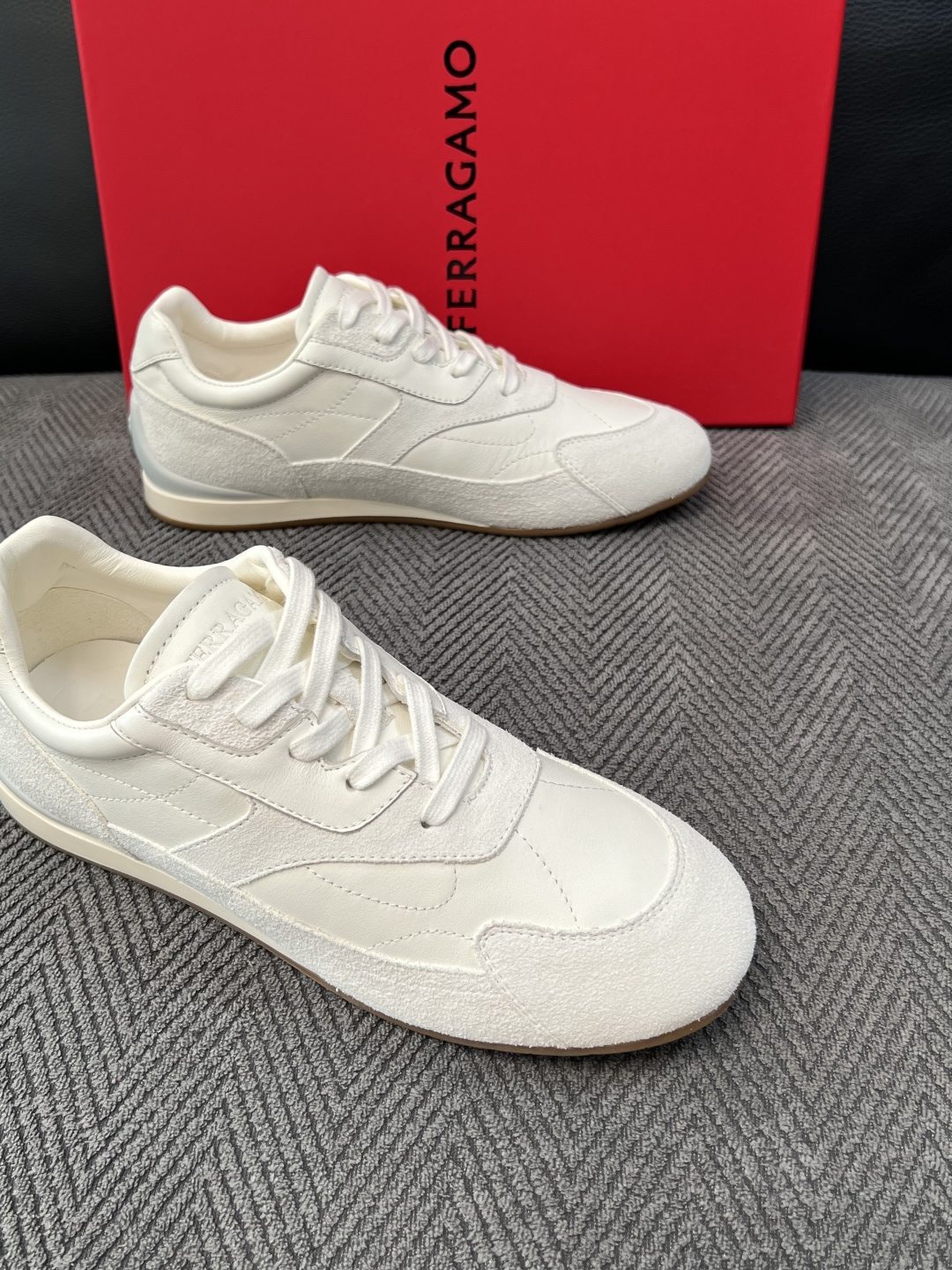 Ferragamo  高品质  顶级工艺品  菲拉格慕   专柜同步发售原厂配置，意大利进口原版牛皮，进口水染牛里 ，鞋