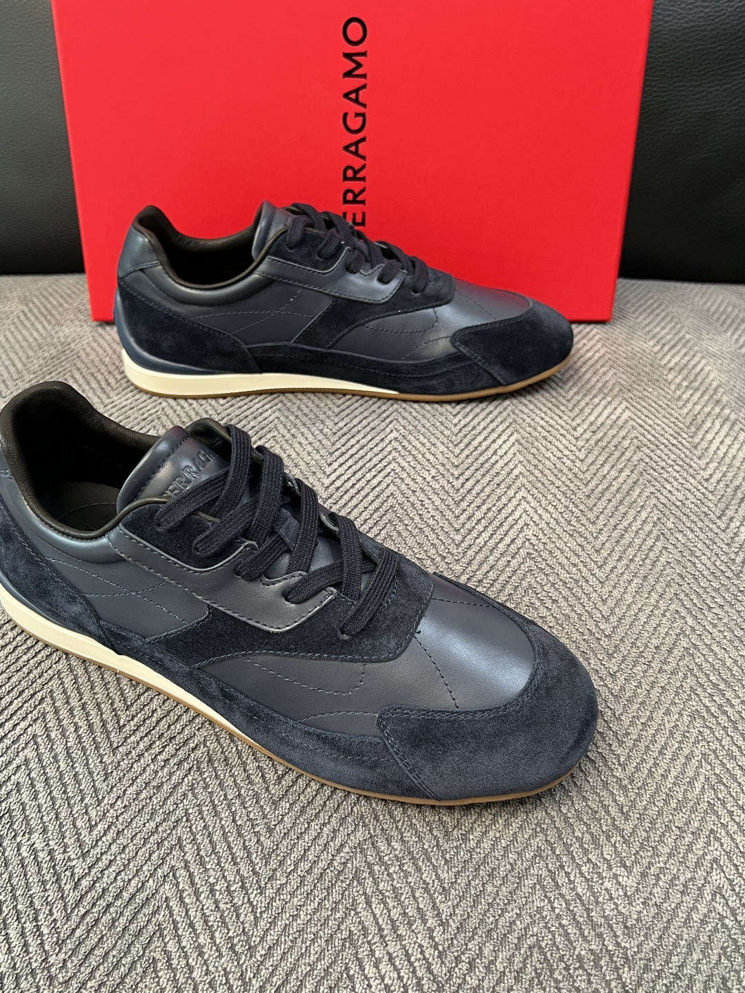 Ferragamo  高品质  顶级工艺品  菲拉格慕   专柜同步发售原厂配置，意大利进口原版牛皮，进口水染牛里 ，鞋