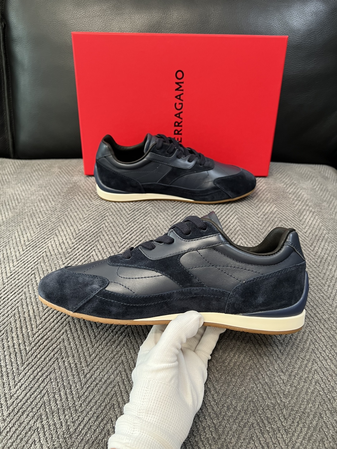 Ferragamo  高品质  顶级工艺品  菲拉格慕   专柜同步发售原厂配置，意大利进口原版牛皮，进口水染牛里 ，鞋