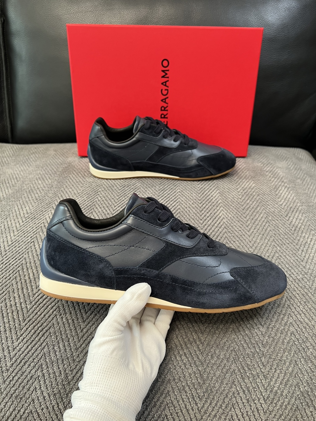 Ferragamo  高品质  顶级工艺品  菲拉格慕   专柜同步发售原厂配置，意大利进口原版牛皮，进口水染牛里 ，鞋