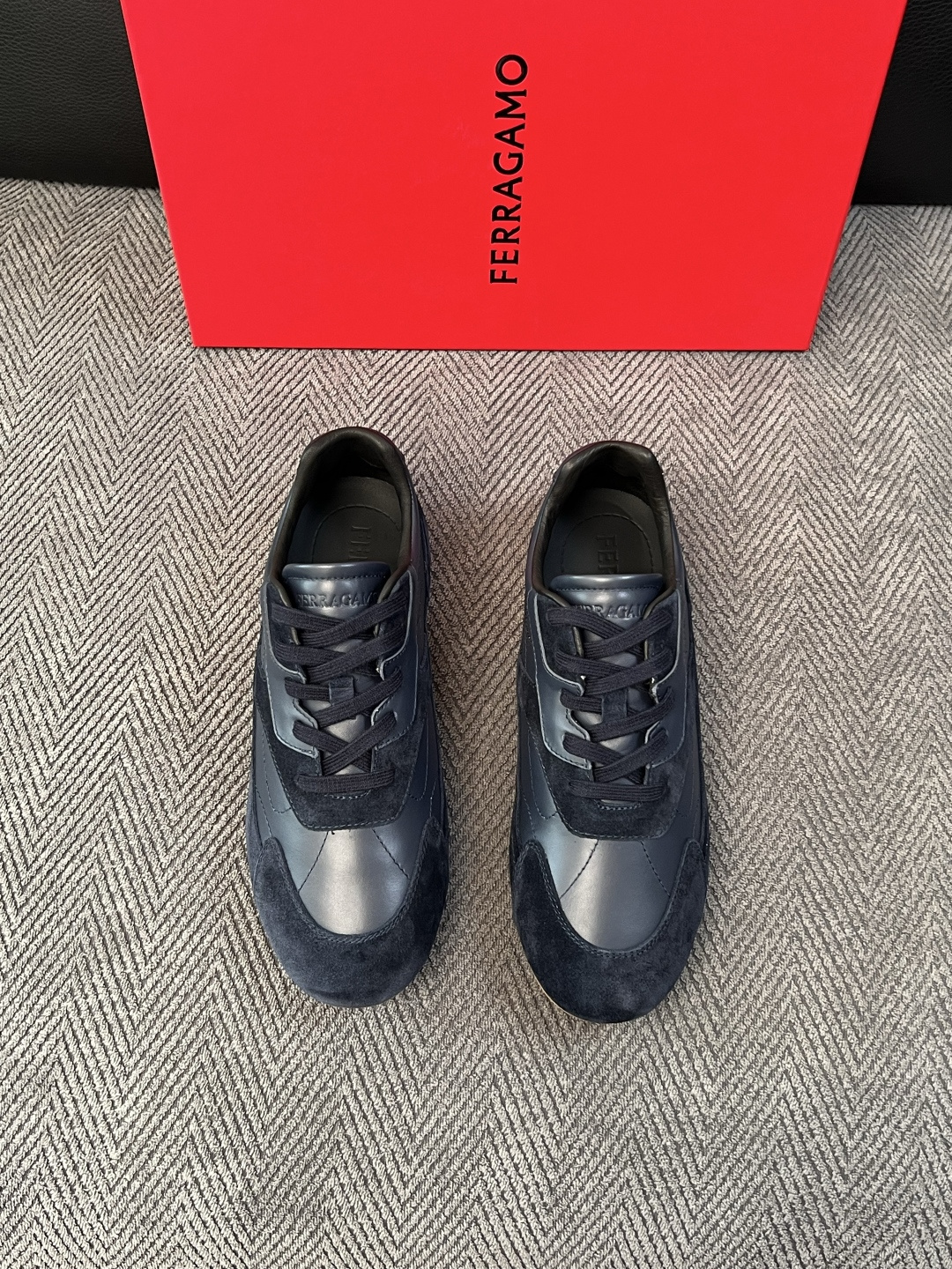 Ferragamo  高品质  顶级工艺品  菲拉格慕   专柜同步发售原厂配置，意大利进口原版牛皮，进口水染牛里 ，鞋