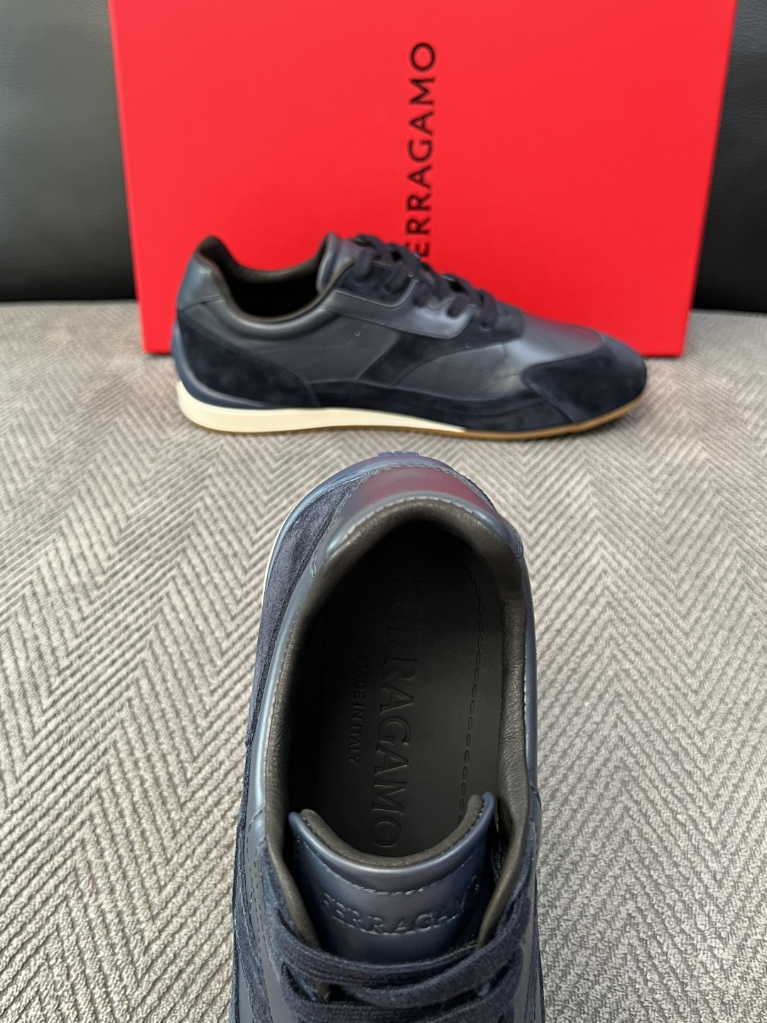 Ferragamo  高品质  顶级工艺品  菲拉格慕   专柜同步发售原厂配置，意大利进口原版牛皮，进口水染牛里 ，鞋