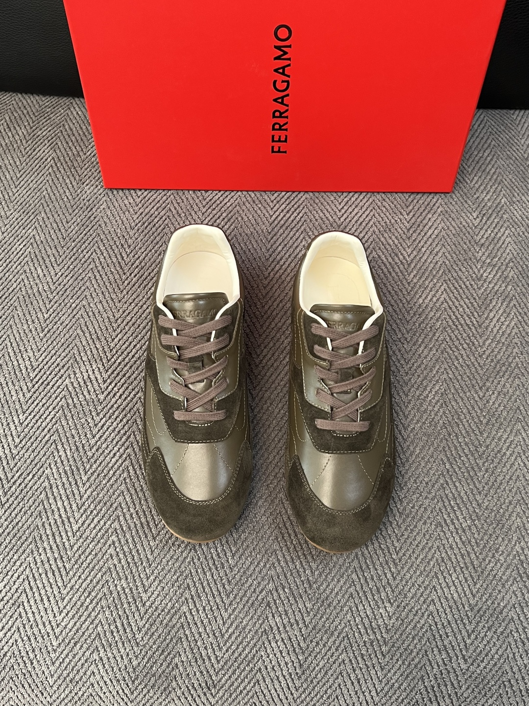 Ferragamo  高品质  顶级工艺品  菲拉格慕   专柜同步发售原厂配置，意大利进口原版牛皮，进口水染牛里 ，鞋