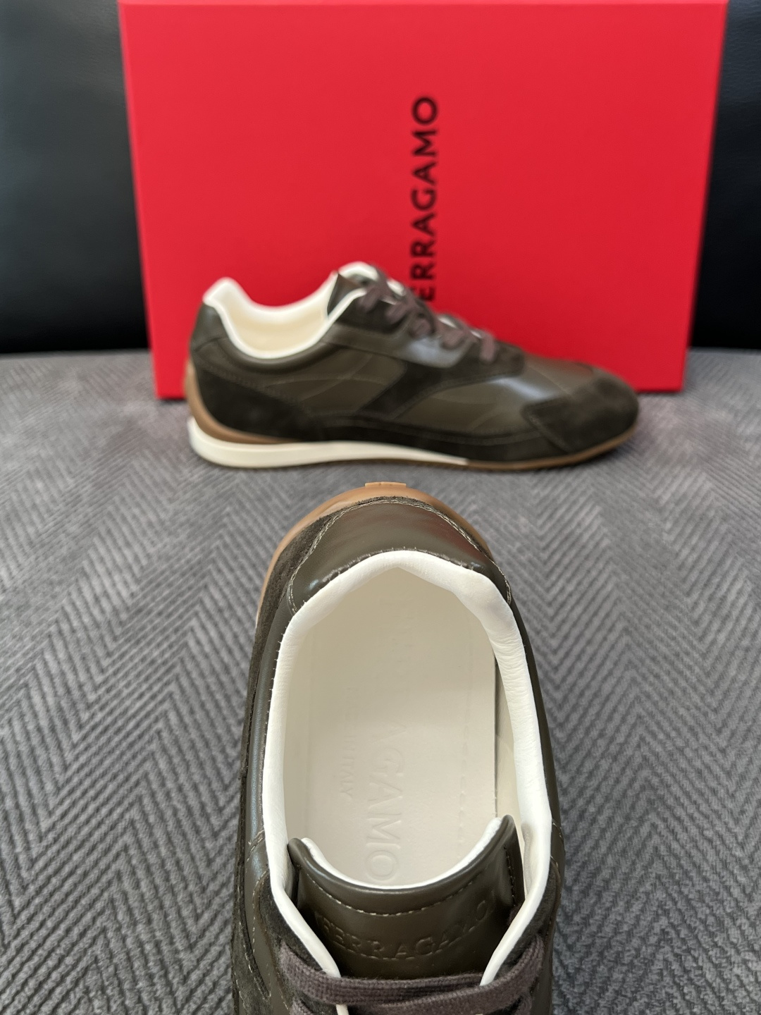 Ferragamo  高品质  顶级工艺品  菲拉格慕   专柜同步发售原厂配置，意大利进口原版牛皮，进口水染牛里 ，鞋