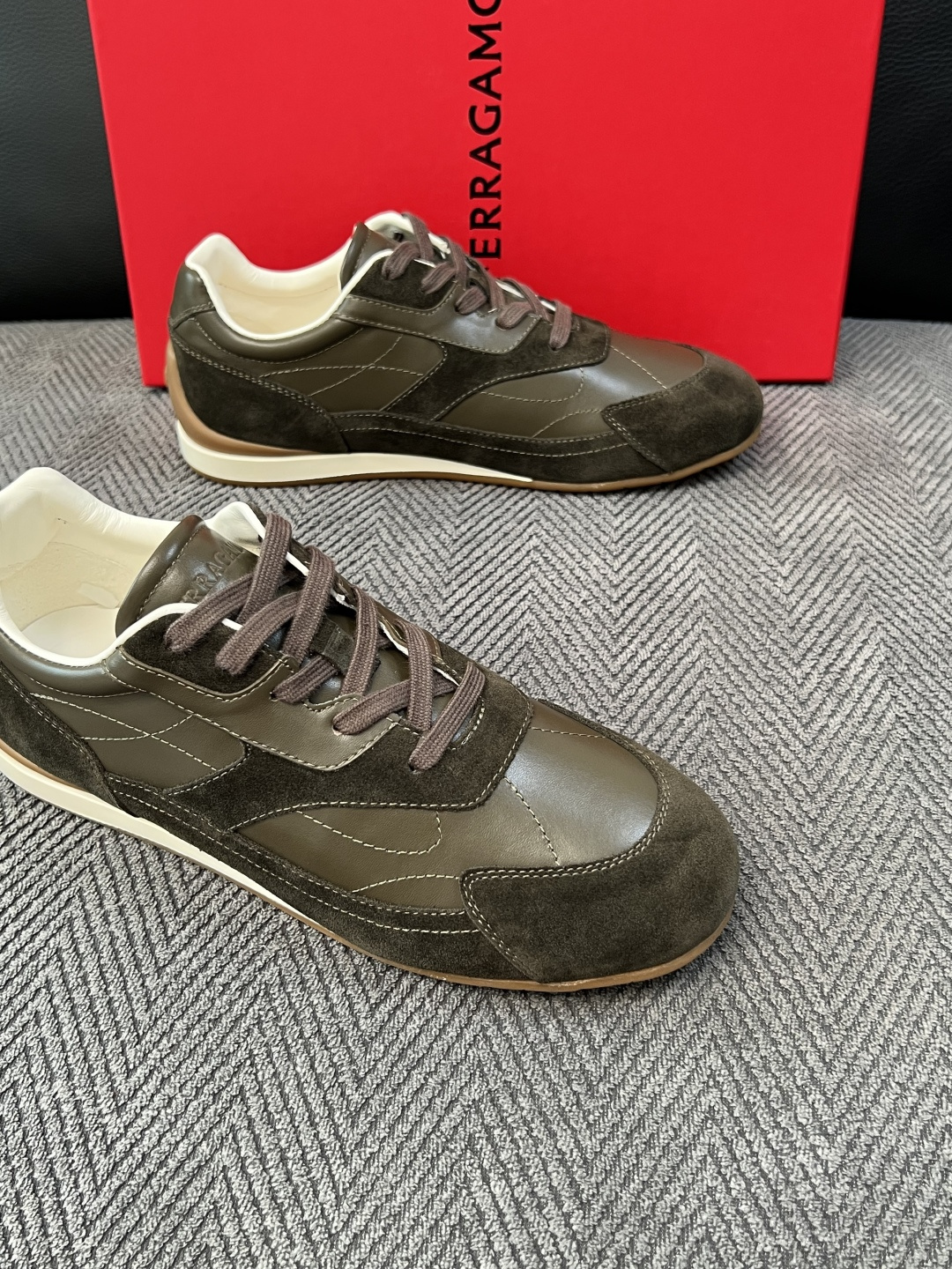 Ferragamo  高品质  顶级工艺品  菲拉格慕   专柜同步发售原厂配置，意大利进口原版牛皮，进口水染牛里 ，鞋