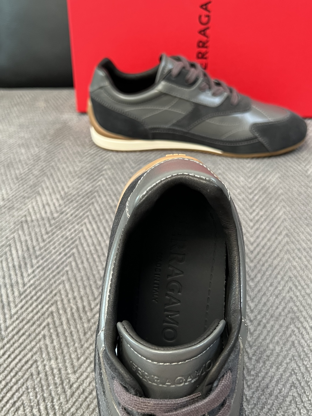 Ferragamo  高品质  顶级工艺品  菲拉格慕   专柜同步发售原厂配置，意大利进口原版牛皮，进口水染牛里 ，鞋