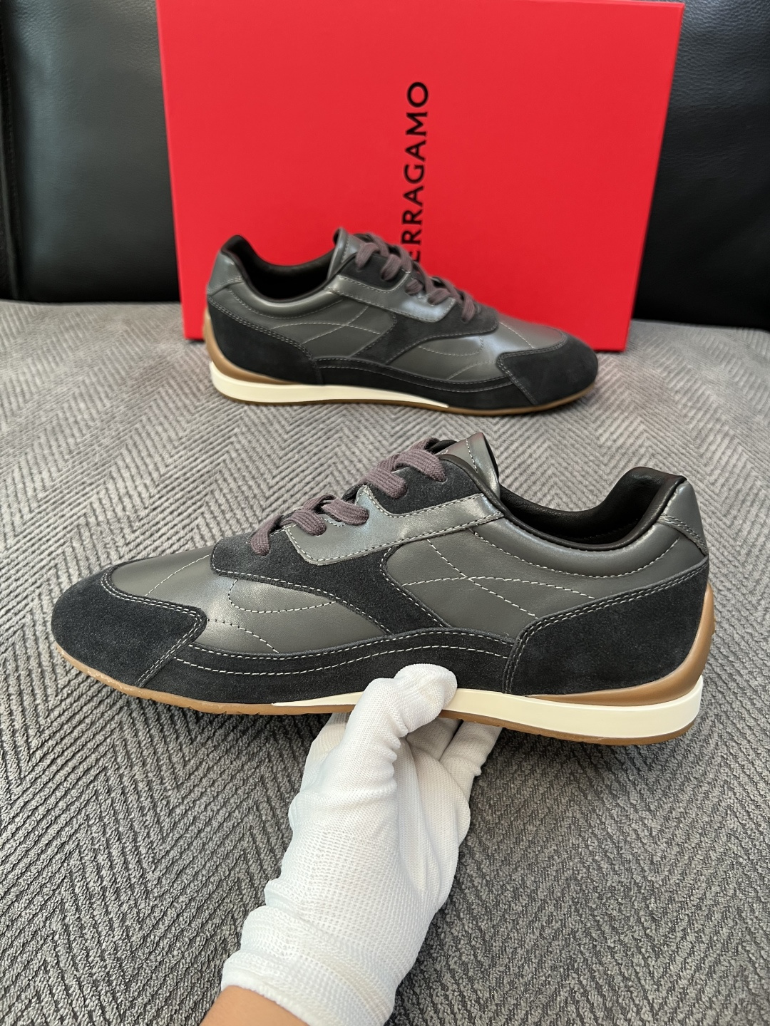 Ferragamo  高品质  顶级工艺品  菲拉格慕   专柜同步发售原厂配置，意大利进口原版牛皮，进口水染牛里 ，鞋