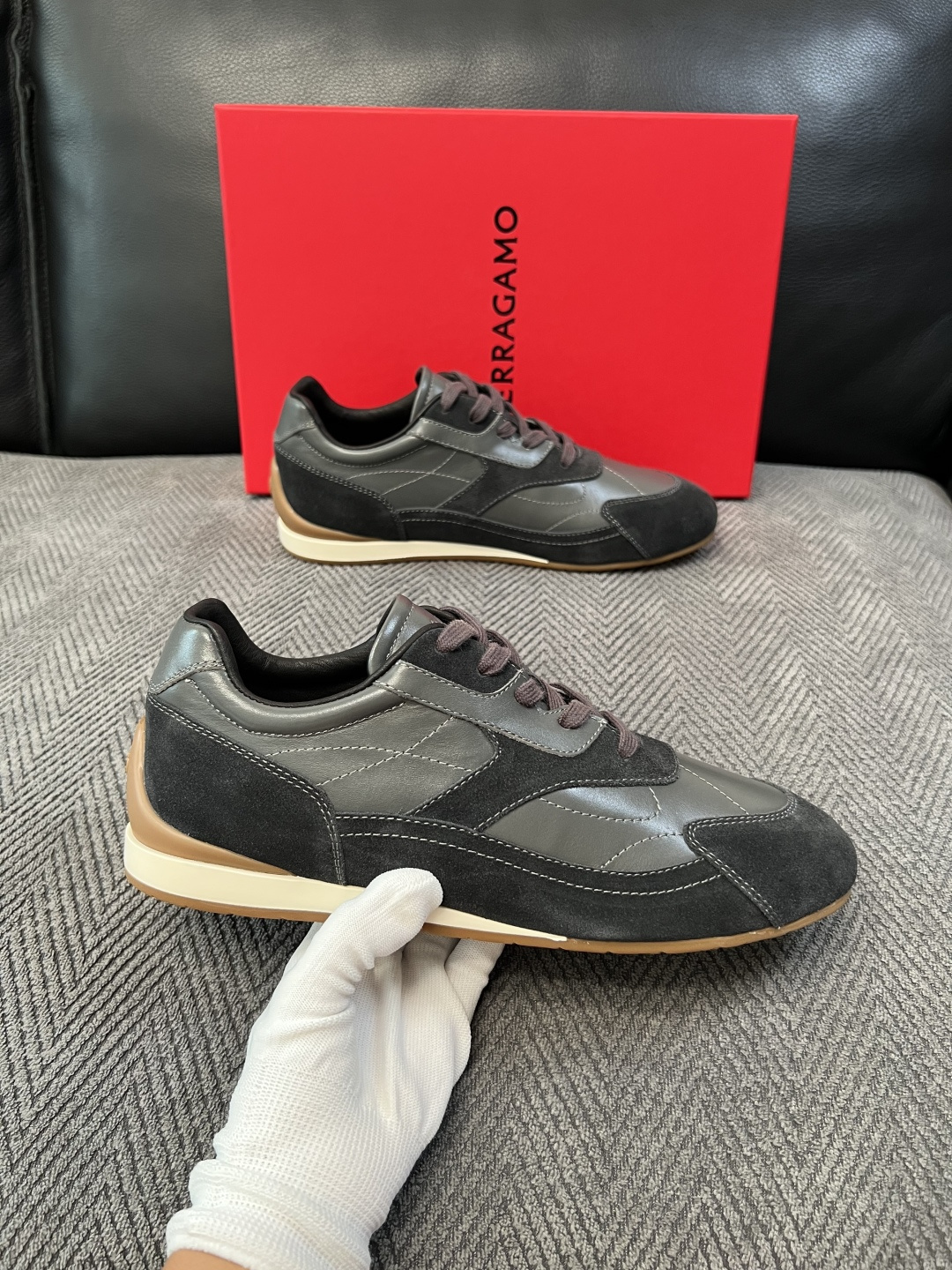 Ferragamo  高品质  顶级工艺品  菲拉格慕   专柜同步发售原厂配置，意大利进口原版牛皮，进口水染牛里 ，鞋