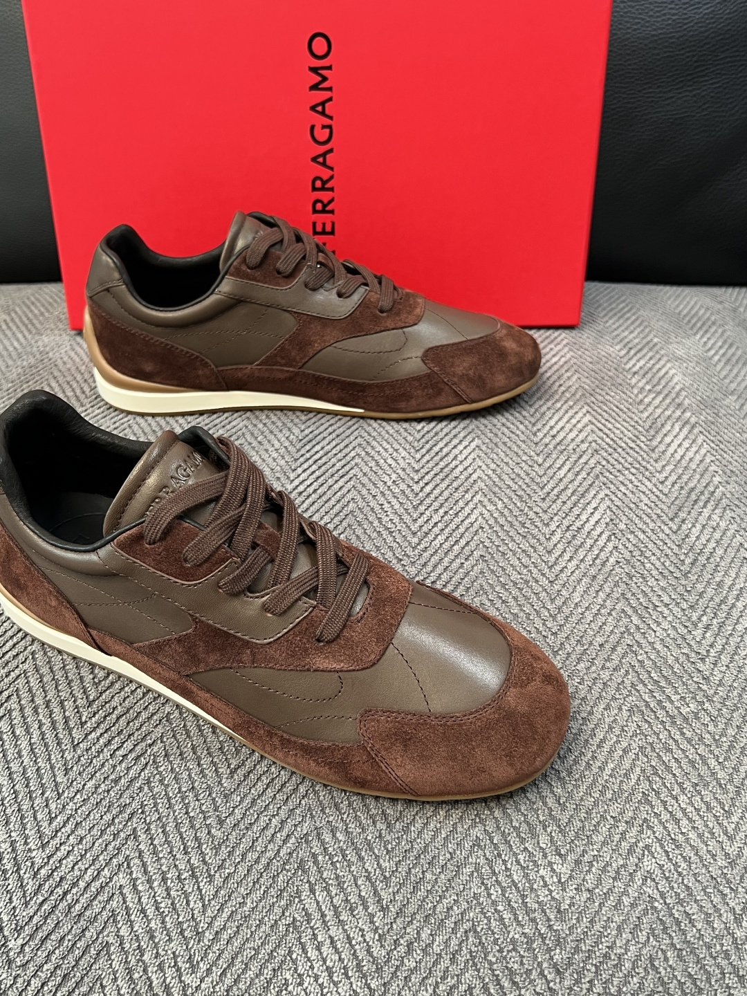 Ferragamo  高品质  顶级工艺品  菲拉格慕   专柜同步发售原厂配置，意大利进口原版牛皮，进口水染牛里 ，鞋