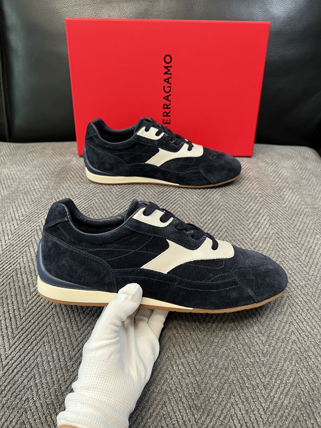 Ferragamo  高品质  顶级工艺品  菲拉格慕   专柜同步发售原厂配置，意大利进口原版牛皮，进口水染牛里 ，鞋