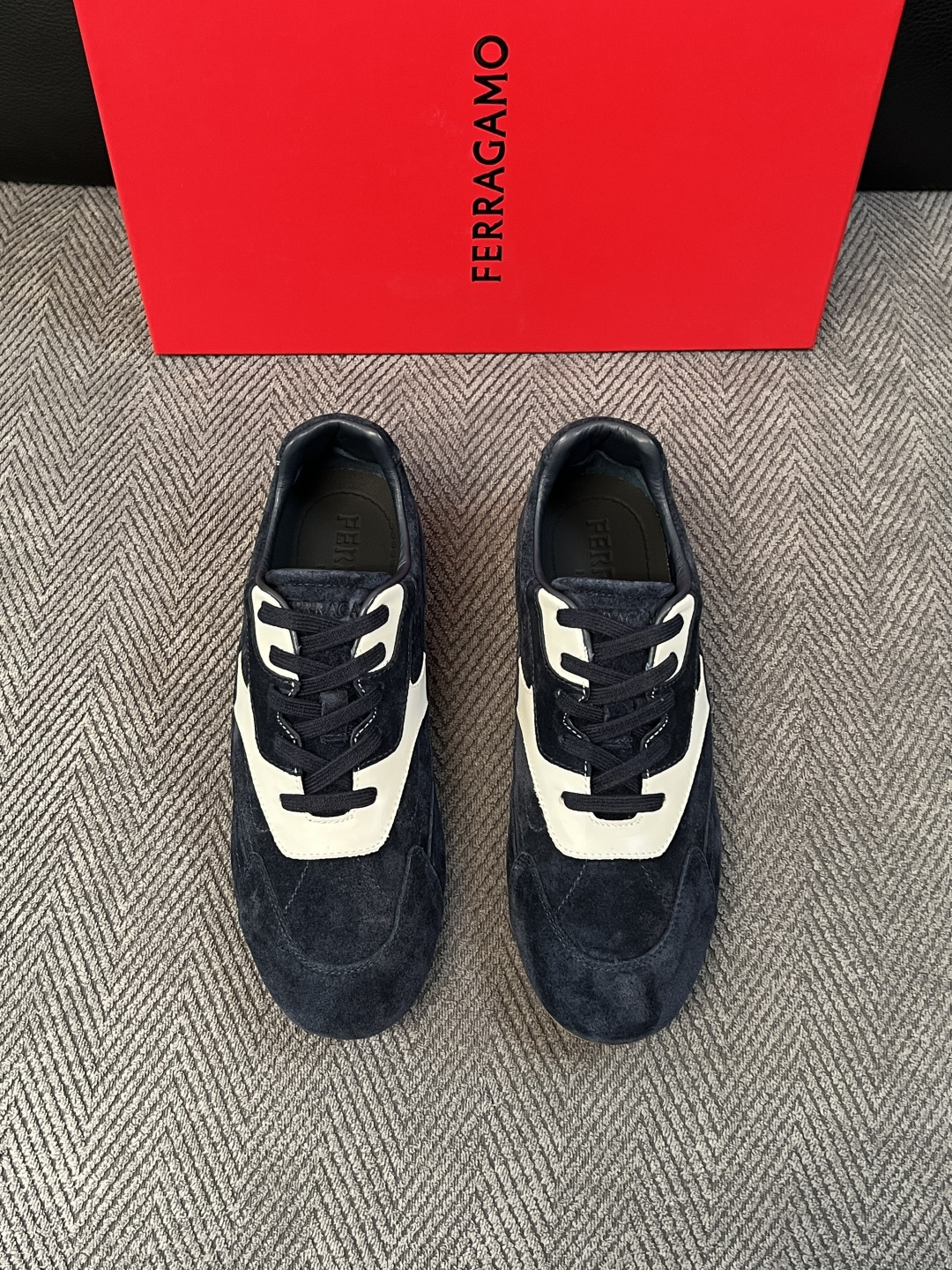 Ferragamo  高品质  顶级工艺品  菲拉格慕   专柜同步发售原厂配置，意大利进口原版牛皮，进口水染牛里 ，鞋