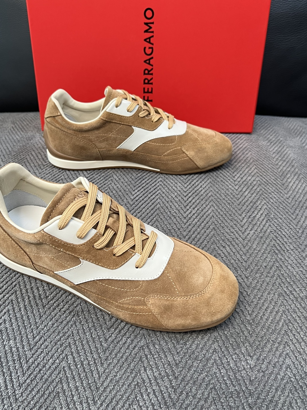 Ferragamo  高品质  顶级工艺品  菲拉格慕   专柜同步发售原厂配置，意大利进口原版牛皮，进口水染牛里 ，鞋