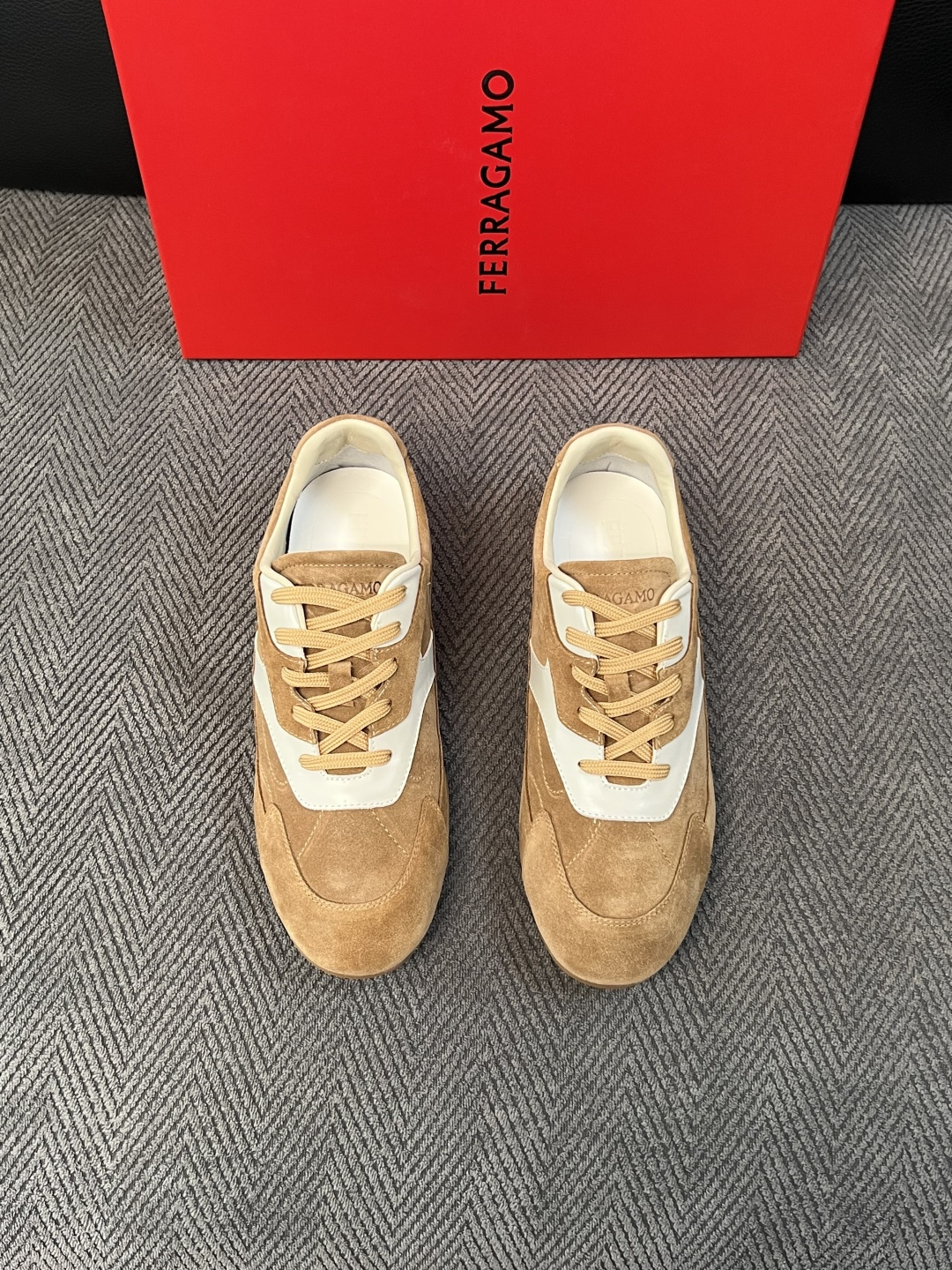 Ferragamo  高品质  顶级工艺品  菲拉格慕   专柜同步发售原厂配置，意大利进口原版牛皮，进口水染牛里 ，鞋