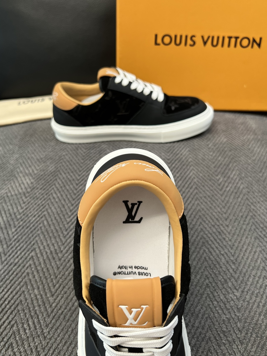 Lv  高品质  顶级工艺品  路易威登，专柜同步原厂配置，鞋面意大利进口，高品质拼接缤纷色彩复杂工艺品，进口牛皮里垫柔