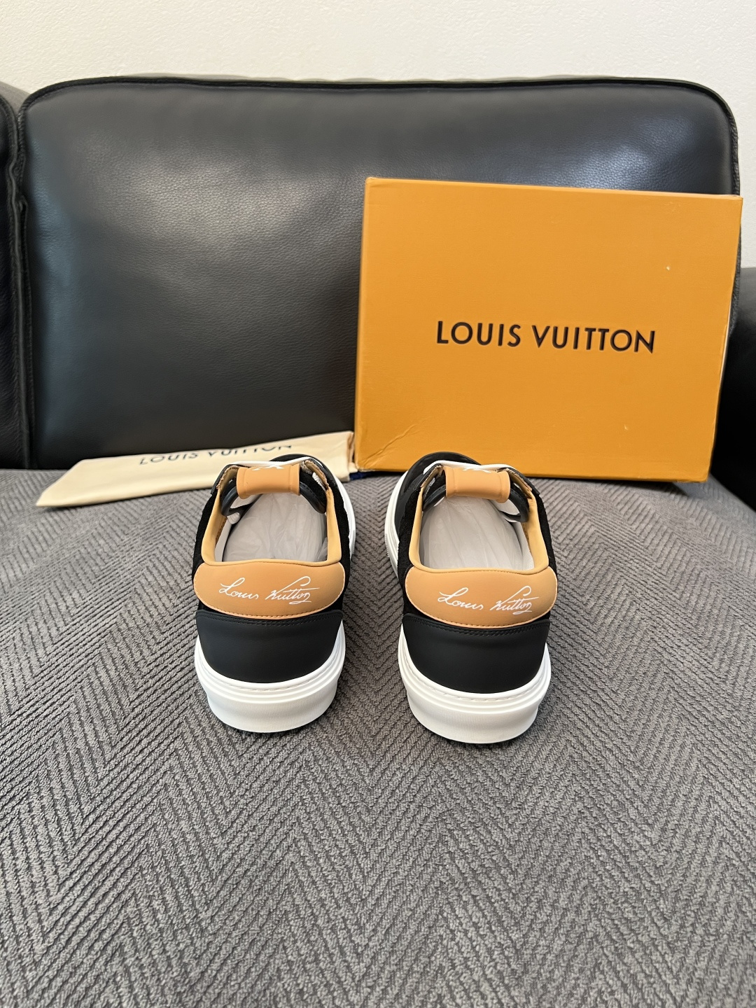 Lv  高品质  顶级工艺品  路易威登，专柜同步原厂配置，鞋面意大利进口，高品质拼接缤纷色彩复杂工艺品，进口牛皮里垫柔