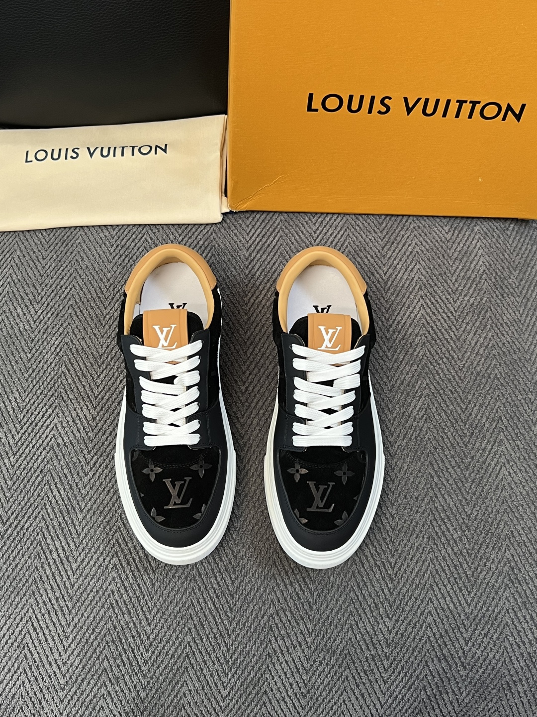 Lv  高品质  顶级工艺品  路易威登，专柜同步原厂配置，鞋面意大利进口，高品质拼接缤纷色彩复杂工艺品，进口牛皮里垫柔
