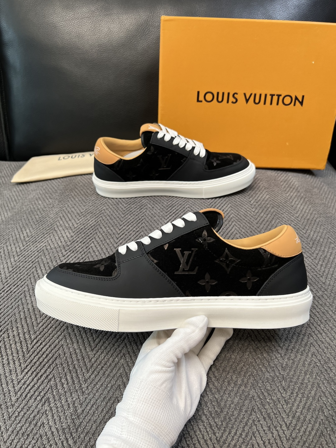 Lv  高品质  顶级工艺品  路易威登，专柜同步原厂配置，鞋面意大利进口，高品质拼接缤纷色彩复杂工艺品，进口牛皮里垫柔